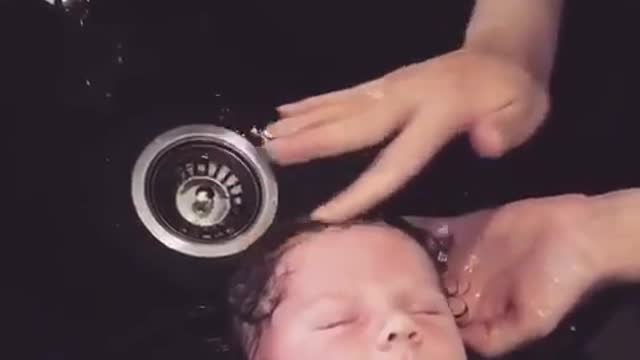 Wash the hair of cute little ones