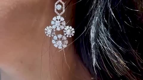 Dazzling Embrace: Elevate Your Style with Elegant Diamond Choker