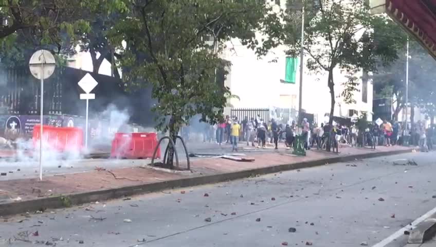 Jóvenes se enfrentan al ESMAD en inmediaciones de la UIS