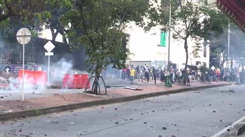 Jóvenes se enfrentan al ESMAD en inmediaciones de la UIS