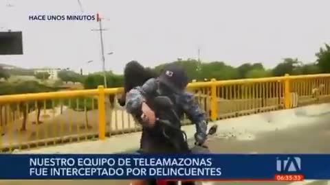 Insolito-En-plena-transmision-en-vivo-ladrones-intentan-robar-a-periodista