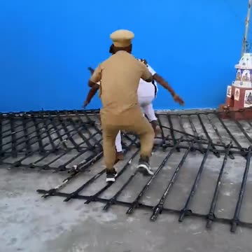 😂😂 भागने की कोशिश