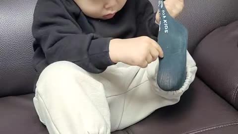 Woojin takes off his socks aloneBaby Woojin takes off his socks alone.