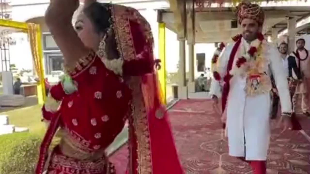 Look the Bridal dance on her wedding very funny video l Madhu Makhi