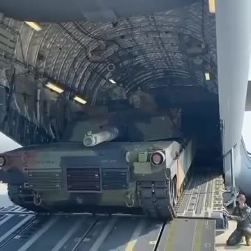Today Abram Tank being loaded up info a C-17 🔥🔥😮🔥