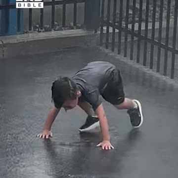 Little Boy Didn't Realise He Was In The Splash Zone 😲