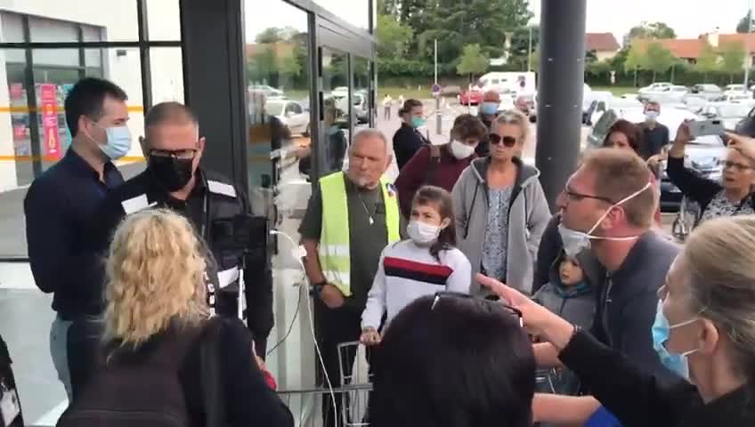 Les anti-pass sanitaire tentent d'entrer au Leclerc de Pau