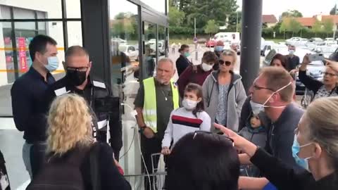 Les anti-pass sanitaire tentent d'entrer au Leclerc de Pau