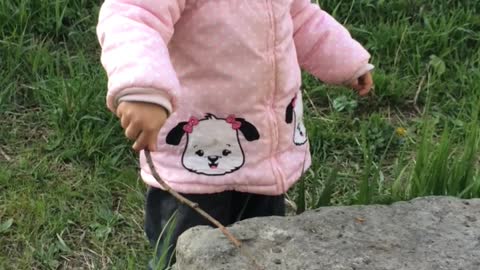 The child saw the worm for the first time. Very funny video.
