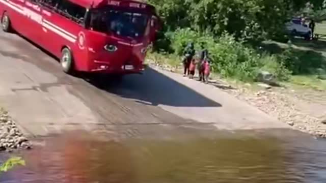 Amphibian bus