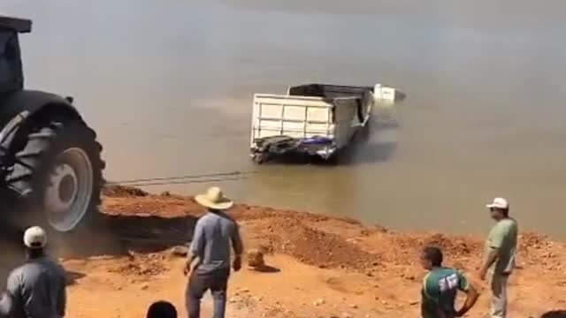 😱 SERIOUS RISK – Tractor takes off a truck that fell into the river ✅