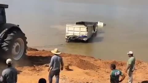 😱 SERIOUS RISK – Tractor takes off a truck that fell into the river ✅