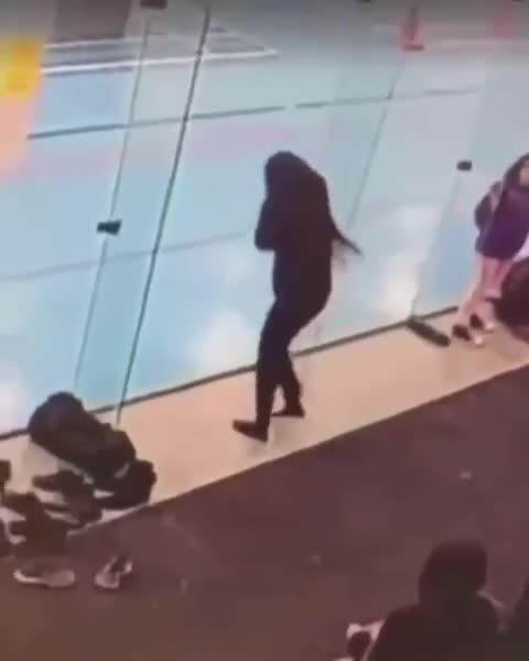 this girl definitely needs glasses 🤦‍♂️