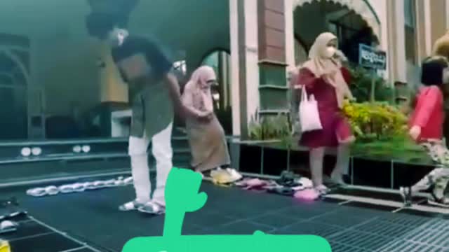 Viral || King, son of the humble sultan || tidying mosque sandals