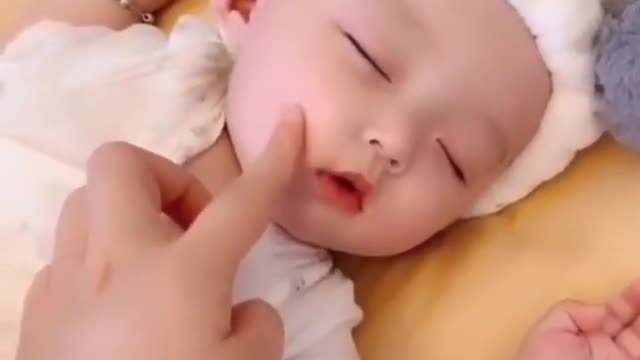 Sleepy baby pops right up when 'Cocomelon' theme plays