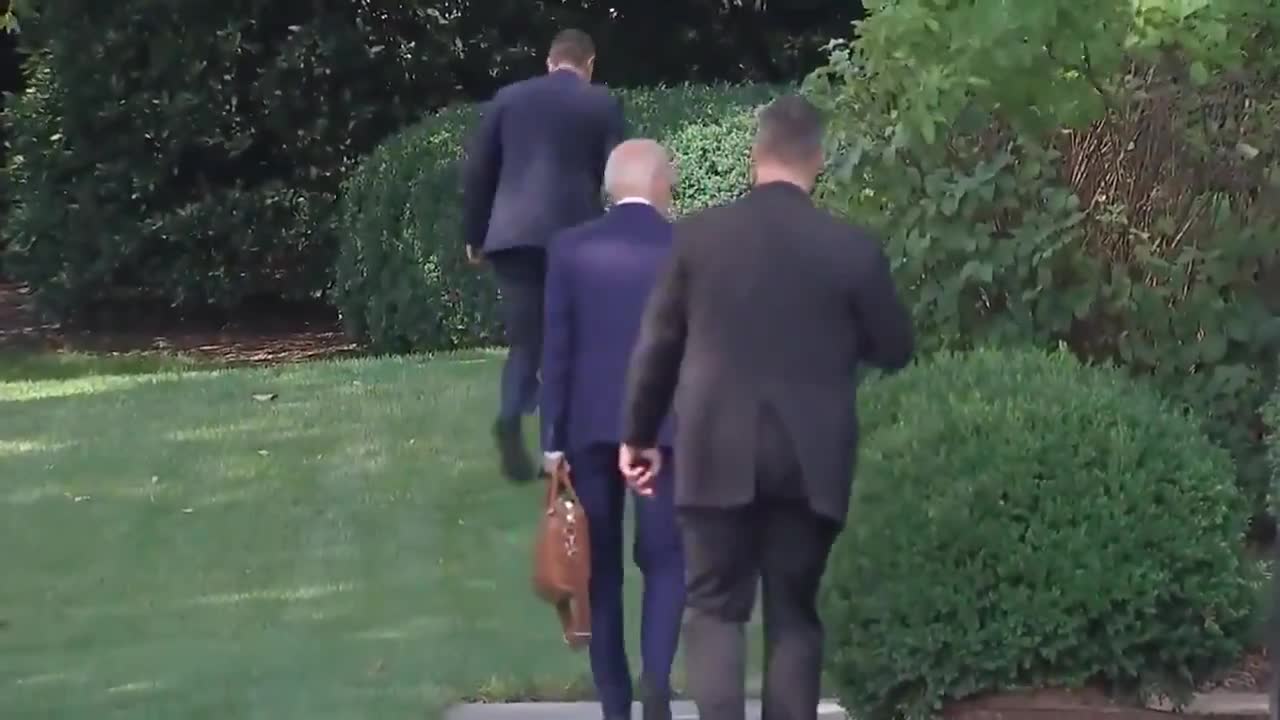 Biden gets lost in the White House bushes