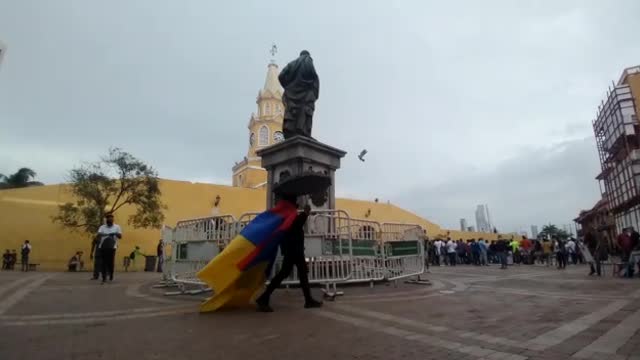 Policía custodia estatua Pedro de Heredia