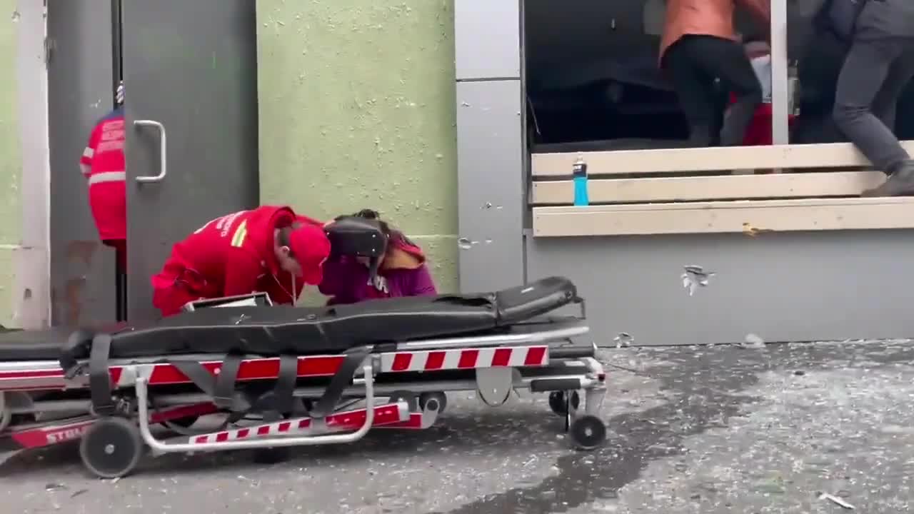 In the center of Kharkov, shelling began at the same time as rescuers tried to help the wounded.