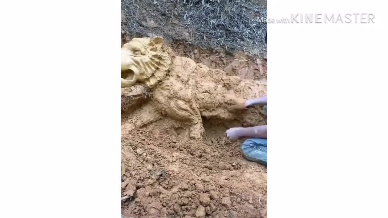 The lion statue is made of very beautiful soil