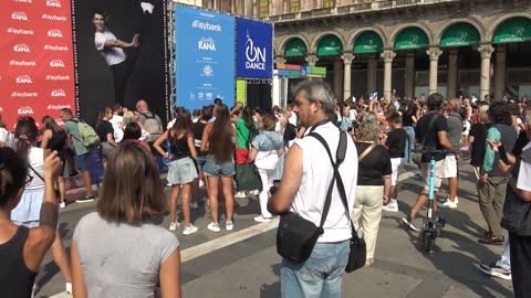 Roberto Bolle in piazza Duomo a Milano