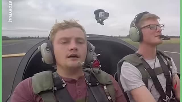 This lad's hilarious reaction to high G-force in his mate's plane is absolutely superb 😅🛩