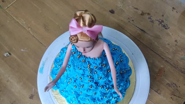 Easy to way make Vanilla Cake with Girl shape