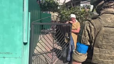Ukrainians Bring Food to Residents of Kursk Who Find Themselves Under Temporary Ukrainian Occupation