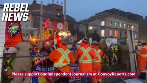 OTTAWA. Lavoratori edili stanno costruendo una recinzione attorno al parlamento!!