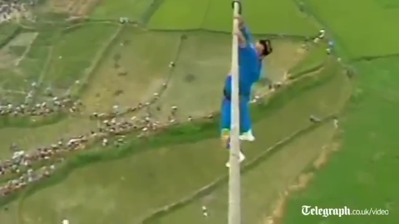 Acrobat falls off tight-rope in death defying high wire stunt gone wrong