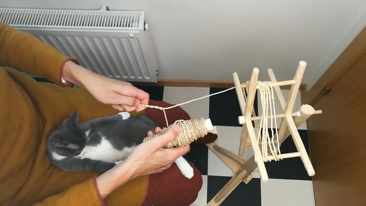 Making rope with only one person using a medieval technique