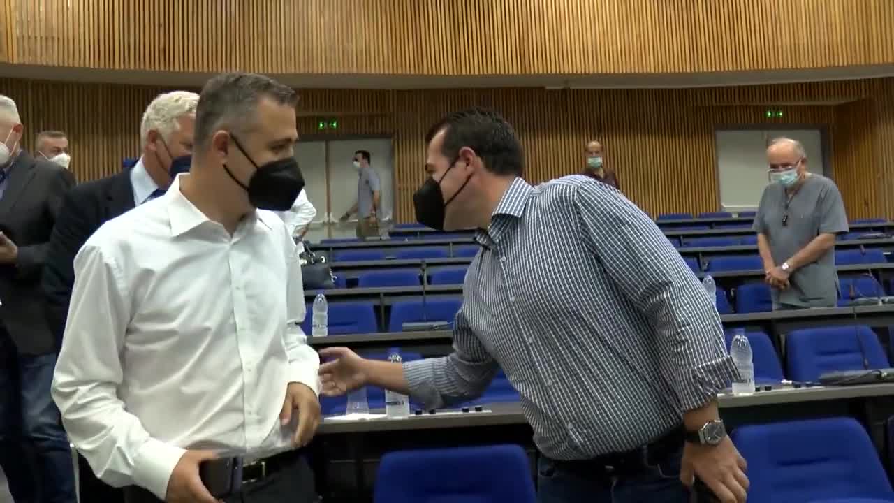 ΔΕΝ ΤΟΥ ΙΔΡΩΝΕΙ ΤΟ ΑΥΤΙ-ΥΠΟΥΡΓΕ ΜΟΥ-ΗΡΘΑΜΕ ΛΙΓΟ ΝΩΡΙΤΕΡΑ.