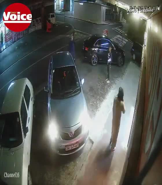 Skelms in uniform try to abduct shopkeeper