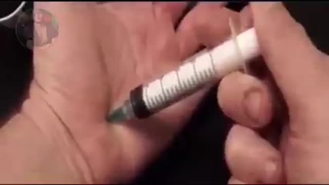 in TV non è tutto come sembra - siringhe per vaccini