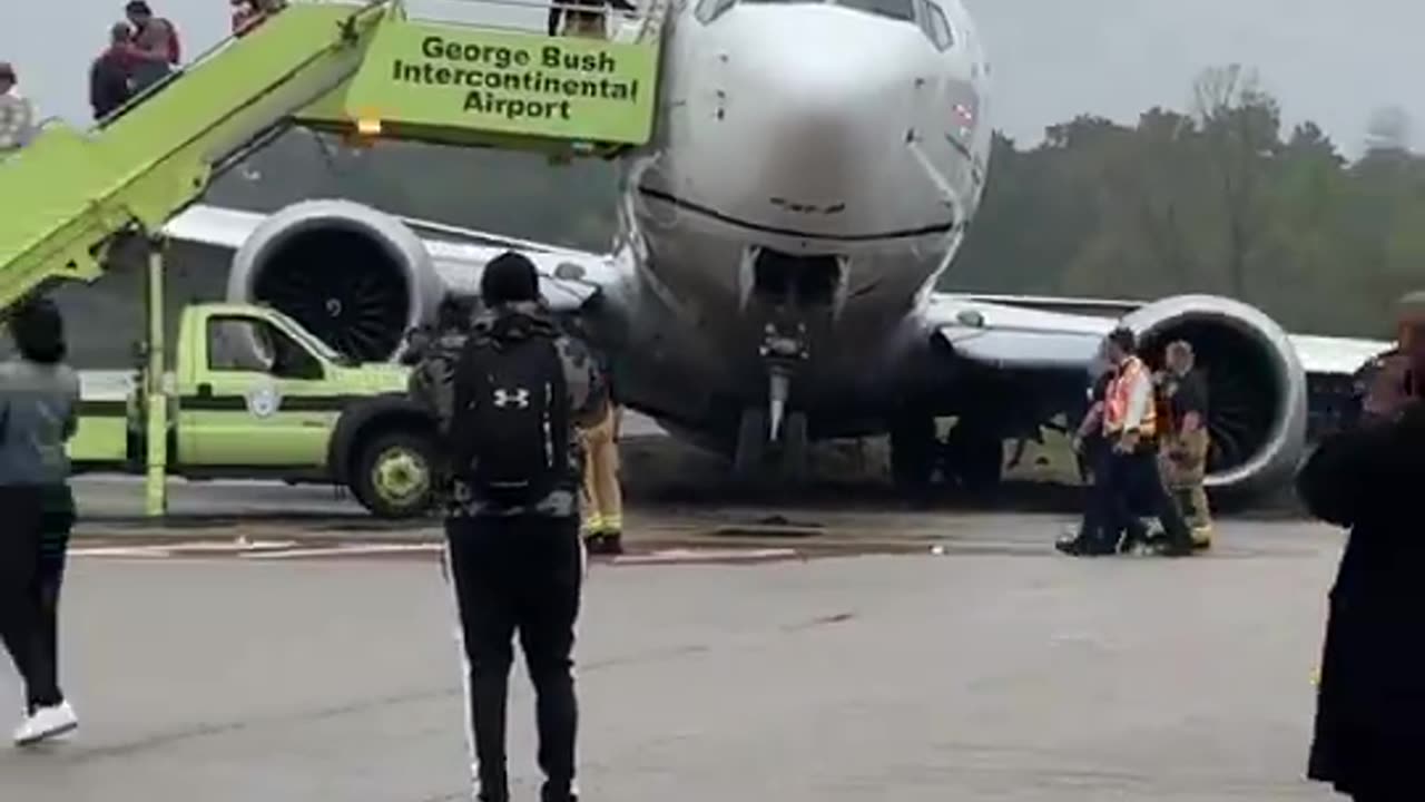 JUST IN - United Boeing 737 MAX suffers gear collapse after landing in Houston,