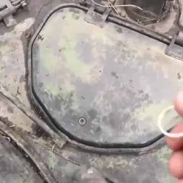 Ukrainian soldier advises the Russian BTR-80 crew to surender