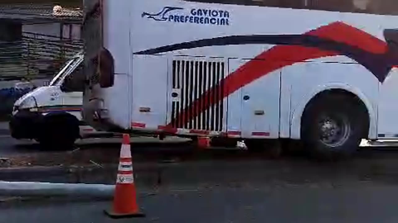 Se estallan llantas de bus de Brasilia en Turbaco