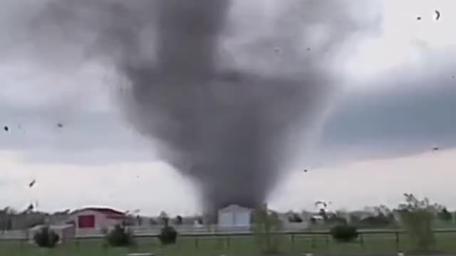 Tornado in kansas destroys yard |Tornado video