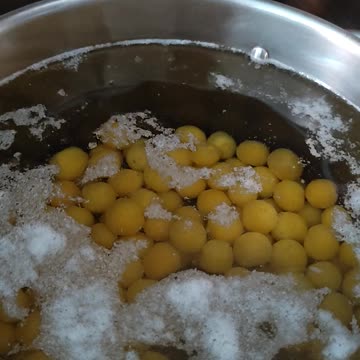 Final phase of boiling mirabelles compote