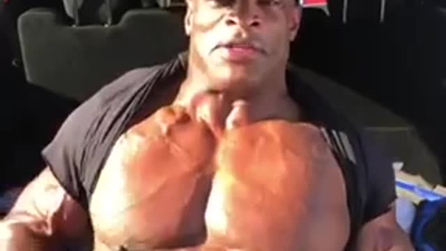 Ronnie Coleman LOOKING HUUGGEEE