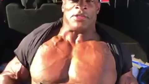 Ronnie Coleman LOOKING HUUGGEEE