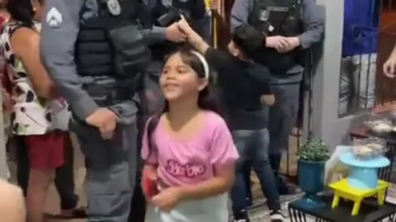 When real cops show up to a police-themed birthday party, the boy’s joy knows no bounds! 🚓🎉👮‍♂️