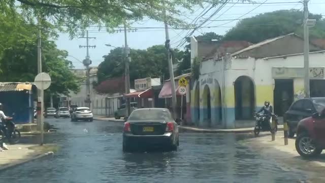 Alcantarilla rebosada en Lo Amador