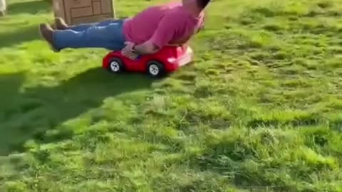 Watch: Elderly Man Enjoys a Kid’s Ride—The Inner Child Never Fades! 🎢👴✨