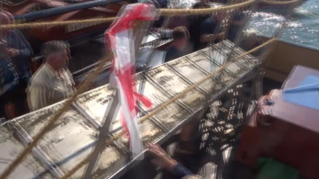 Wereldhavendagen Rotterdam 2022 loopbrug op sleper de Fury op zijn plaats gelegd.