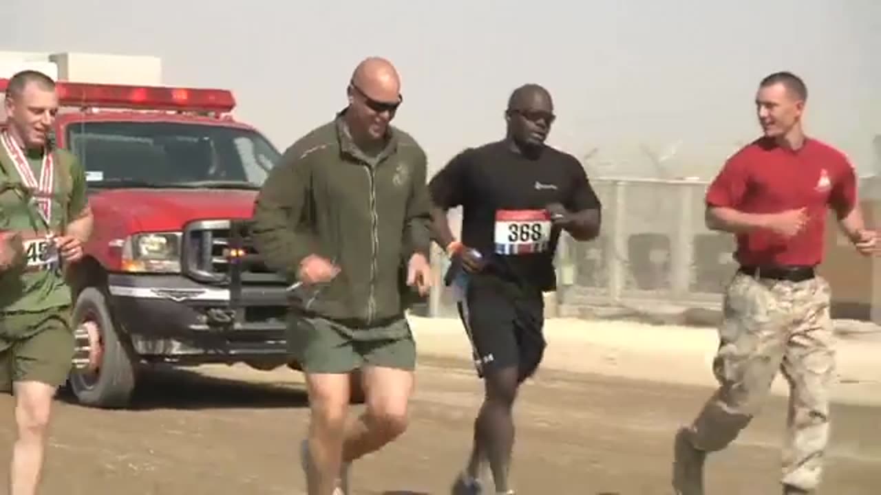 Deployed Marines run Marine Corps Marathon