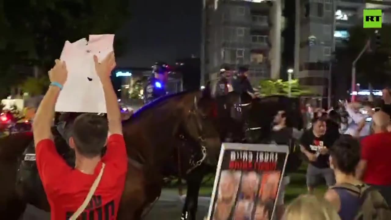 Scuffles erupt at Tel Aviv rally between police and protesters demanding a hostage deal.mp4