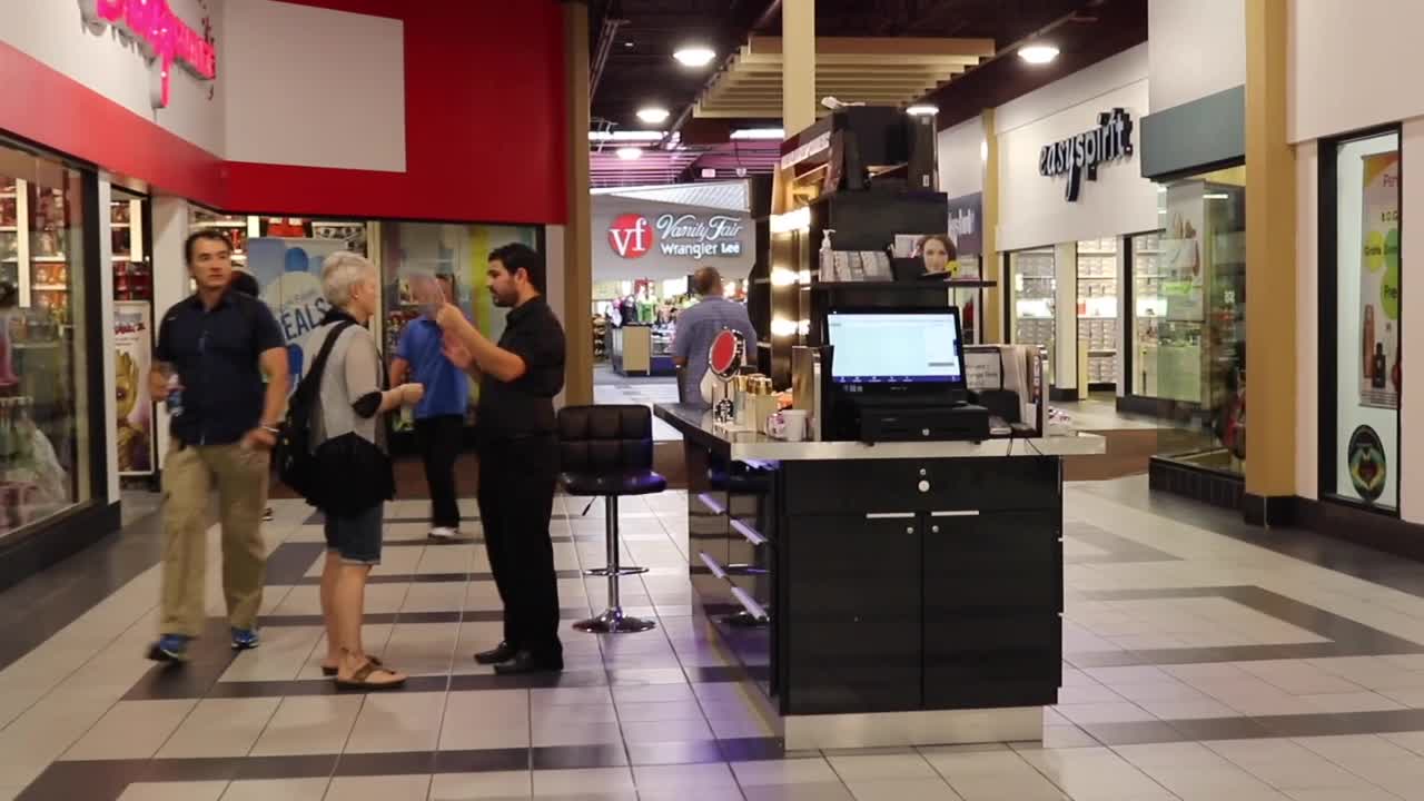 A walk trough the Las Vegas Premium Outlets South.