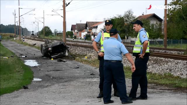 Jedna osoba smrtno stradala u naletu vlaka na automobil