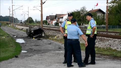 Jedna osoba smrtno stradala u naletu vlaka na automobil