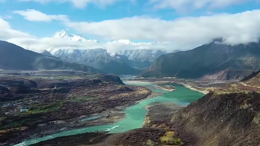 A river that flows endlessly in the mountains